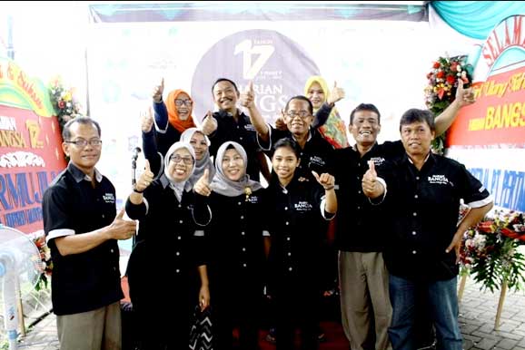 Pimpinan, staf dan sebagian karyawan HARIAN BANGSA foto bersama di momen spesial ini.