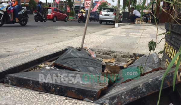 Penutup gorong-gorong di jalan Panglima Sudirman yang baru saja selesai dibangun, sudah rusak. foto: arif kurniawan/ BANGSAONLINE