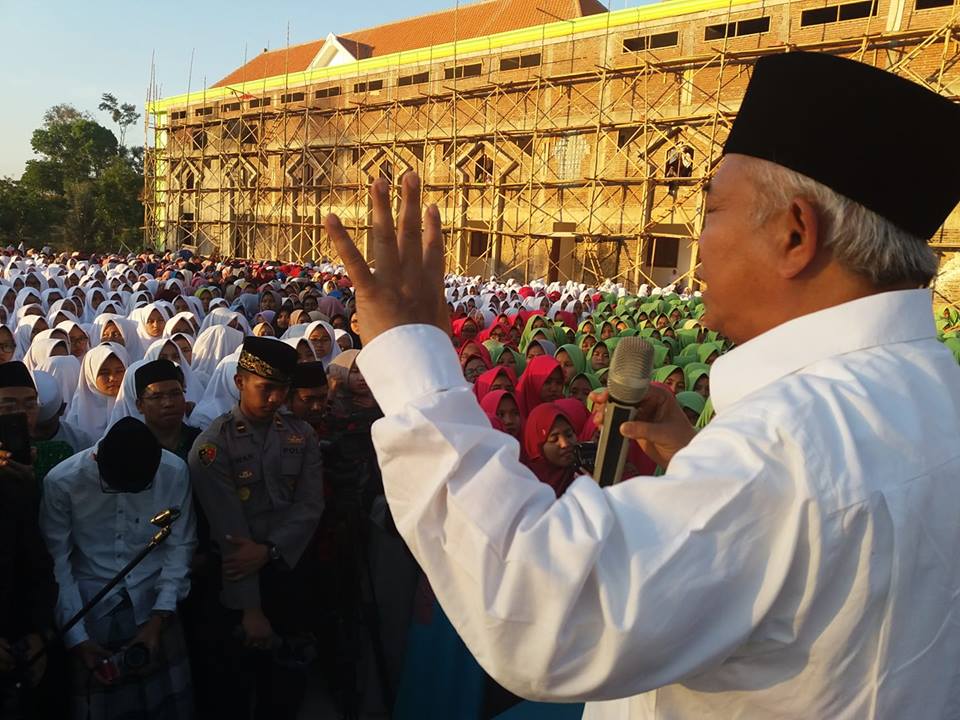 Gelar HSN, Kiai Asep Berterima Kasih pada Jokowi, Berharap Santrinya Jadi 4 Profil Tokoh Ini