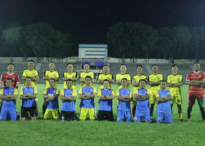Jajaran Polres dan Kodim Gresik foto bersama sebelum bertanding.