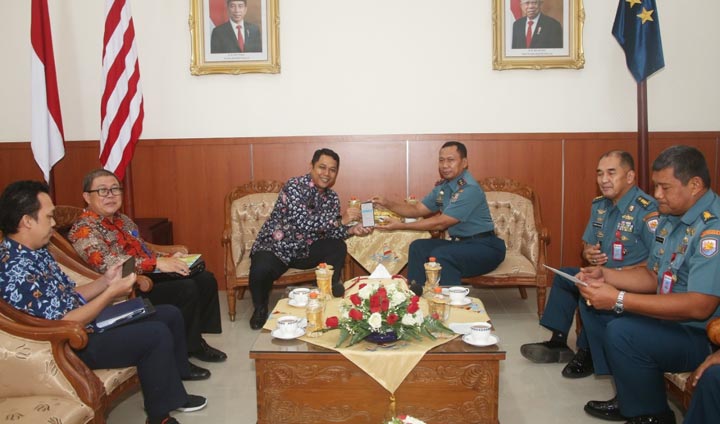 Pangarmada II Laksda TNI Heru Kusmanto memberikan cinderamata kepada Kepala BPS Jatim Dr. Dadang Hardiwan S.Si., M.Si di markas Koarmada II.