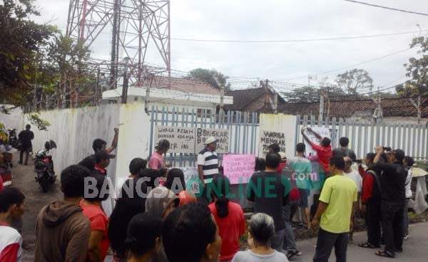 Warga saat menggelar aksi unjuk rasa di lokasi Tower di desa Gurah Kabupaten Kediri. Foto : dendi martoni/ BANGSAONLINE