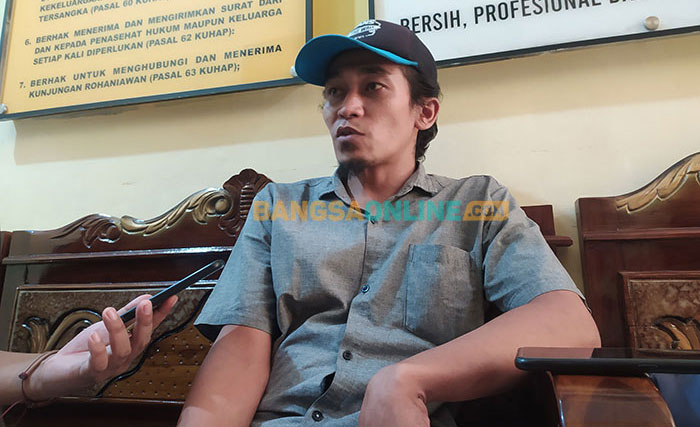 Johan, saksi mata penganiayaan yang dilakukan anggota Fraksi PDIP DPRD Sampang berinisial IN kepada masyarakat. Foto: MUTAMMIM/BANGSAONLINE
