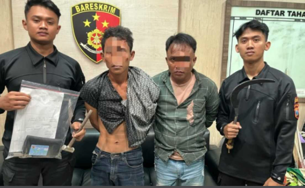 Kedua pelaku yang berhasil ditangkap Tim Raimas Kalamunyeng saat diamankan di Mapolres Gresik