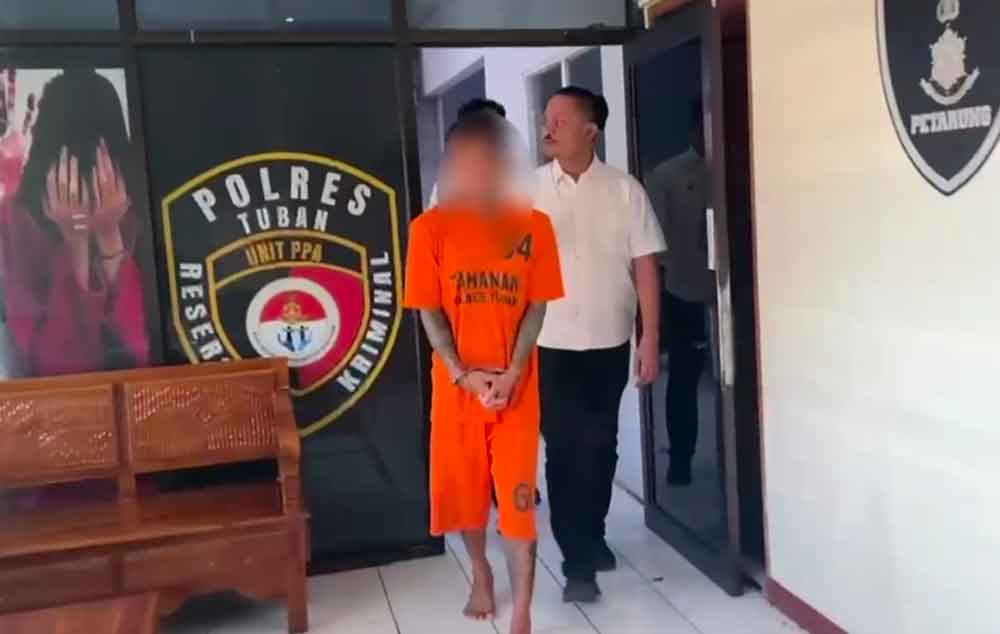 Pelaku penganiayaan anak di bawah umur saat diamankan di Mapolres Tuban.