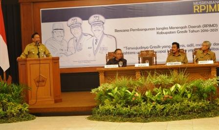 Bupati Sambari ketika membuka Musrenbang. foto: syuhud/ BANGSAONLINE