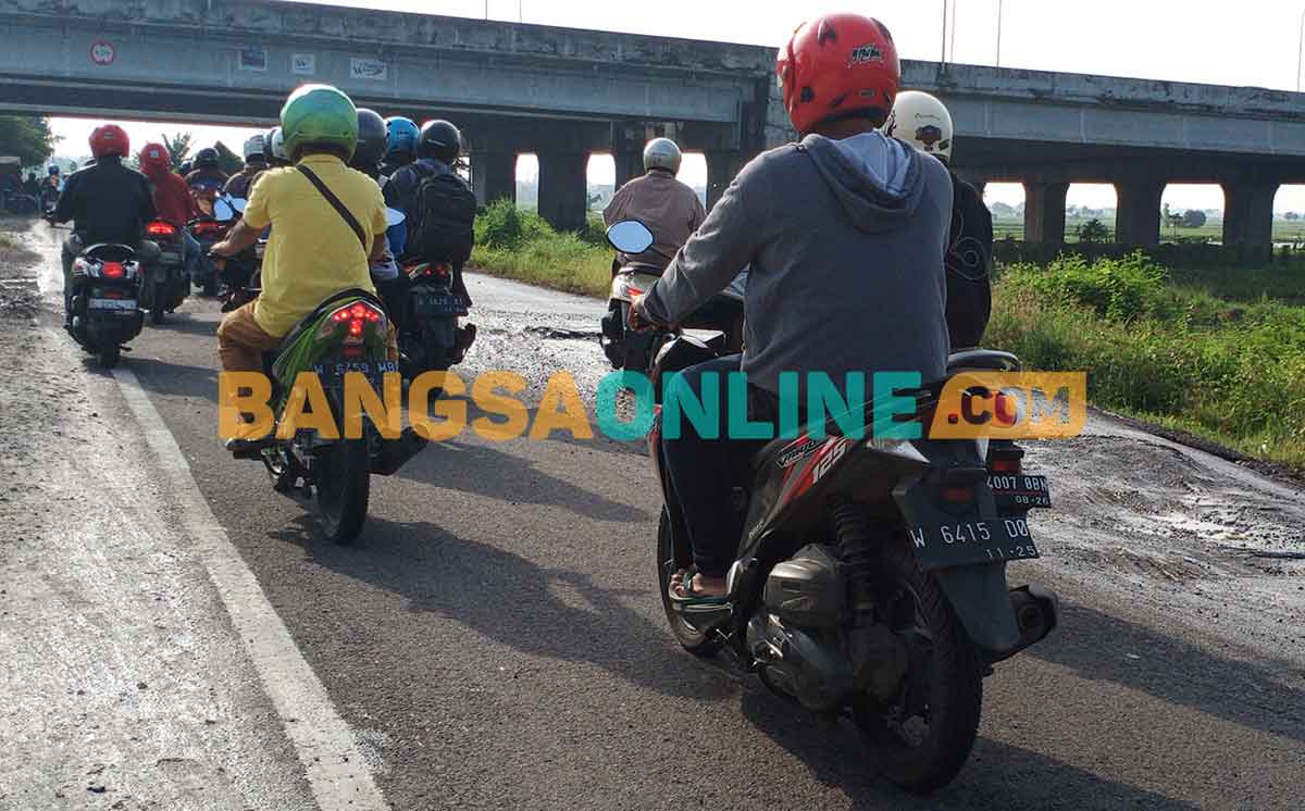 Pengguna jalan penghubung Cerme-Kebomas. Foto: SYUHUD/BANGSAONLINE