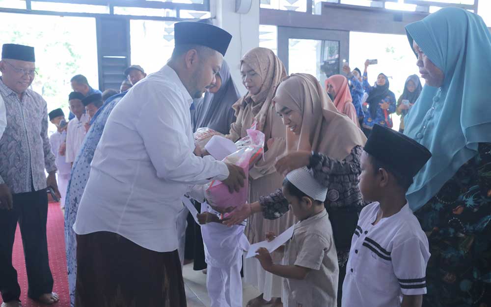 Bupati Gresik Serahkan Santunan kepada Anak Yatim dan Dhuafa