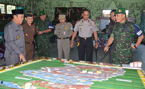 Danrem saat memberikan keterangan terkait dengan tanggap bencana. (foto: haris/BANGSAONLINE)