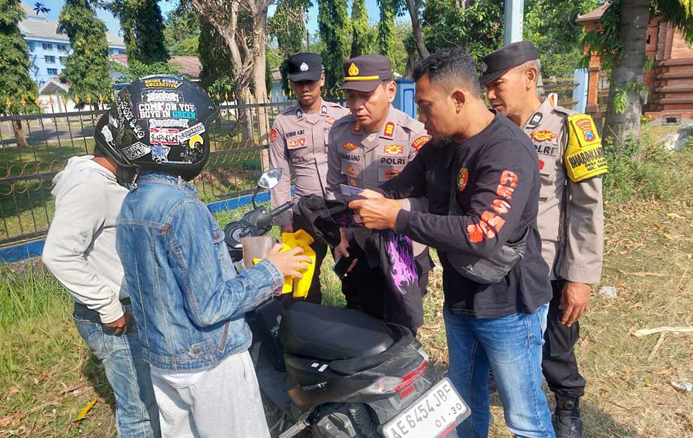 Petugas gabungan saat melakukan razia kepada para pengendara roda 2 yang akan mengikuti kegiatan Suran Agung.