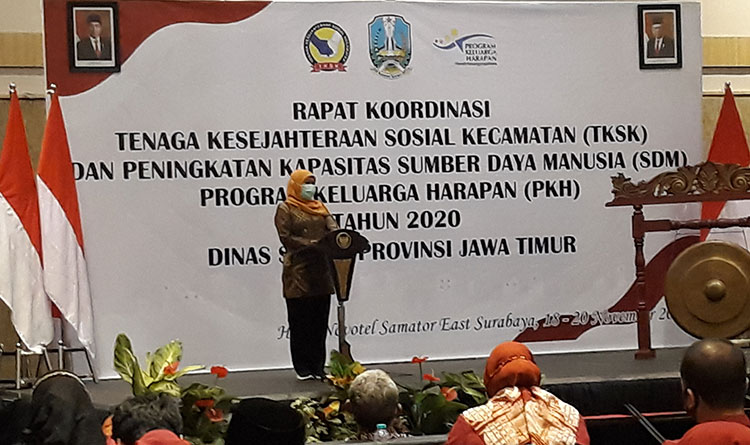 Gubernur Khofifah saat memberi sambutan pada Rakor TKSK dan Peningkatan Kapasitas SDM Program Keluarga Harapan 2020 Dinsos Jatim di Hotel Novotel Samator Surabaya. (foto: DIDI ROSADI/ BANGSAONLINE)