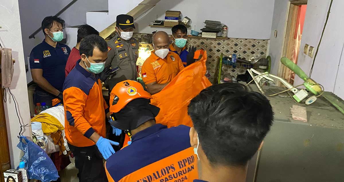 Evakuasi jenazah seorang pria yang ditemukan tak bernyawa dalam kamar mandi di Dusun Terate II, Desa Karangsentul, Kecamatan Gondangwetan, Kabupaten Pasuruan.