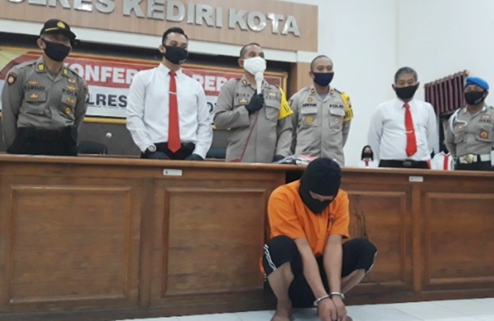 Kapolres Kediri Kota AKBP. Miko Indrayana saat menggelar jumpa pers dan tersangka YD (duduk). foto: MUJI HARJITA/ BANGSAONLINE
