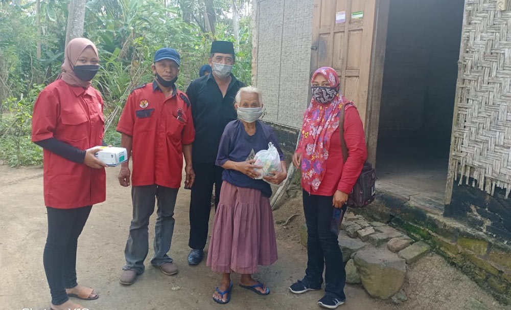 Pembagian paket sembako pada warga terdampak Covid-19.