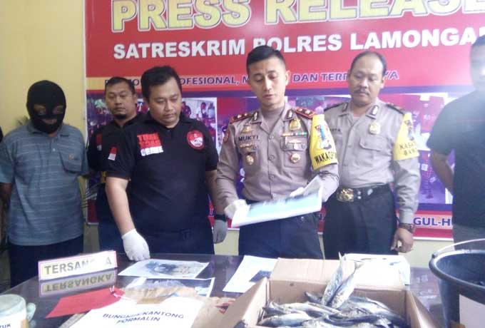 Waka Polres Lamongan Kompol Arief Mukti Adhi Sabhara menunjukkan barang bukti ikan asin berformalin. foto: NURQOMAR/ BANGSAONLINE
