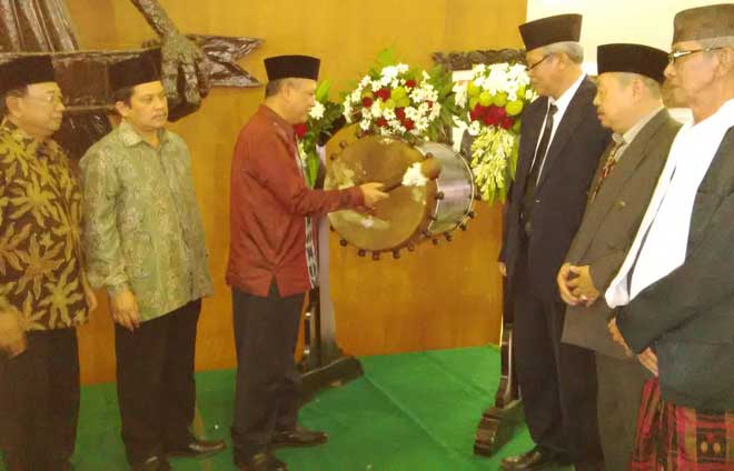 Menteri Riset Teknologi dan Pendidikan Tinggi, Muhammad Nasir menabuh bedug sebagai tanda diresmikannya Universitas NU Blitar.