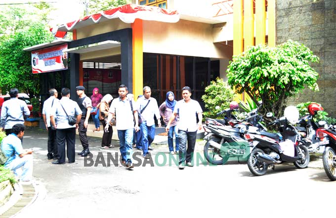 Kehadiran tim penyidik KPK membuat rekanan yang ingin bertemu Kepala Dinas PUCK berhamburan keluar. foto: BAMBANG DJ/ BANGSAONLINE