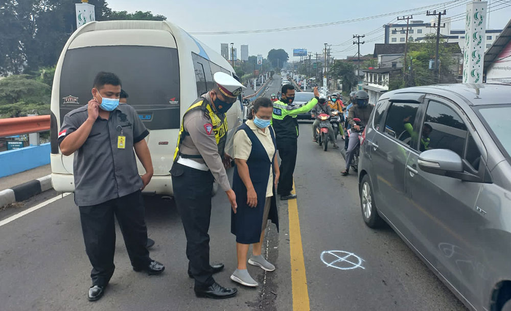 Petugas saat melakukan olah TKP di lokasi kejadian.