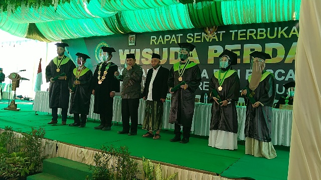Para mahasiswa dari luar negeri IKHAC yang diwisuda di Kampus IKHAC Pacet Mojokerto, Ahad (30/8/2020). foto: mma/ bangsaonline.com 