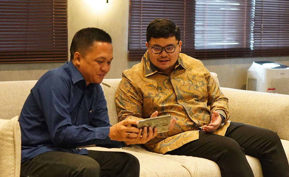 Riska Nurtantyo Sarbini (kiri) saat menunjukkan game digital yang dibuatnya kepada Bupati Hanindhito Himawan Pramana. Foto: Ist.