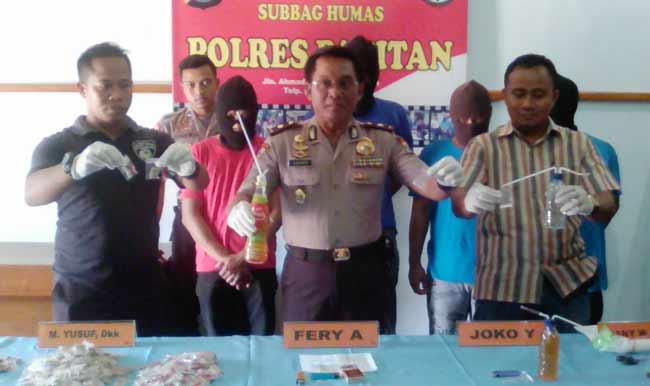 Kompol Subiyanto, Kabag Ops Polres Pacitan saat menggelar jumpa pers. 