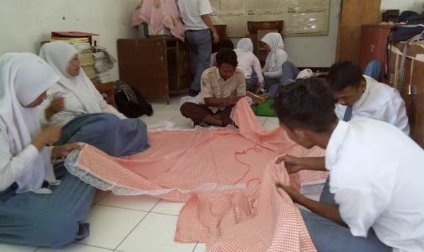 SAMBUT MEA: Para siswa tampak sibuk berlatih mendesain baju dan taplak meja. foto: suwandi/ BANGSAONLINE