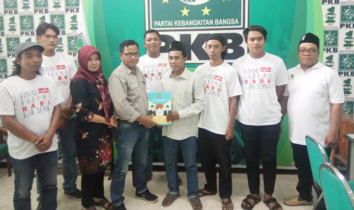 Mohammad Afif saat mengambil formulir pendaftaran ke kantor DPC PKB Mojokerto. foto: SOFFAN/ BANGSAONLINE