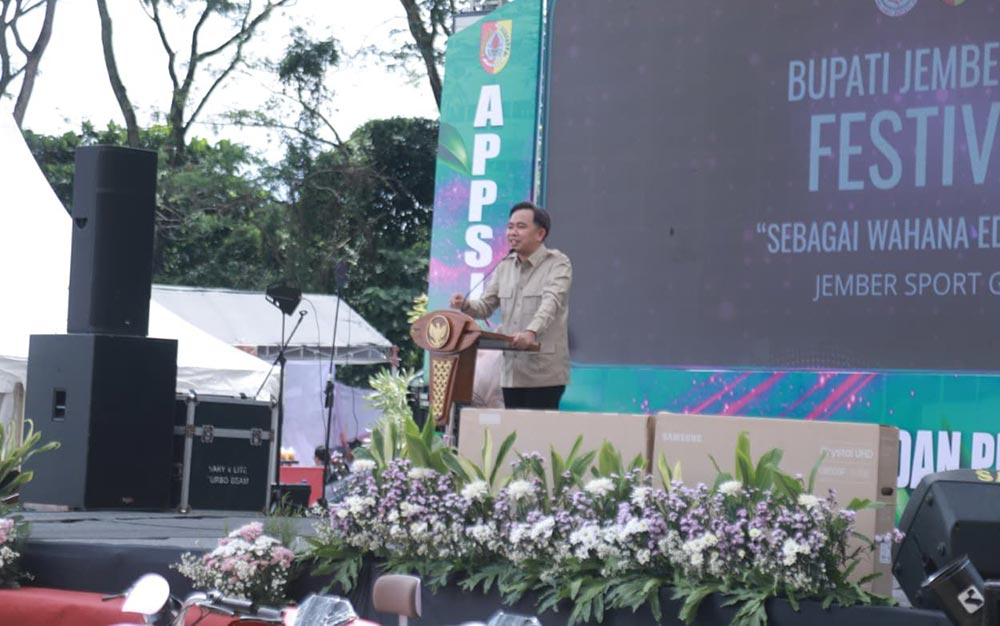 Bupati Jember, Muhammad Fawait, saat membuka Festival Sapi dan Bupati Jember Cup Season 2 di Jember Sport Garden (JSG) Ajung, pada Sabtu, 1 November 2025.