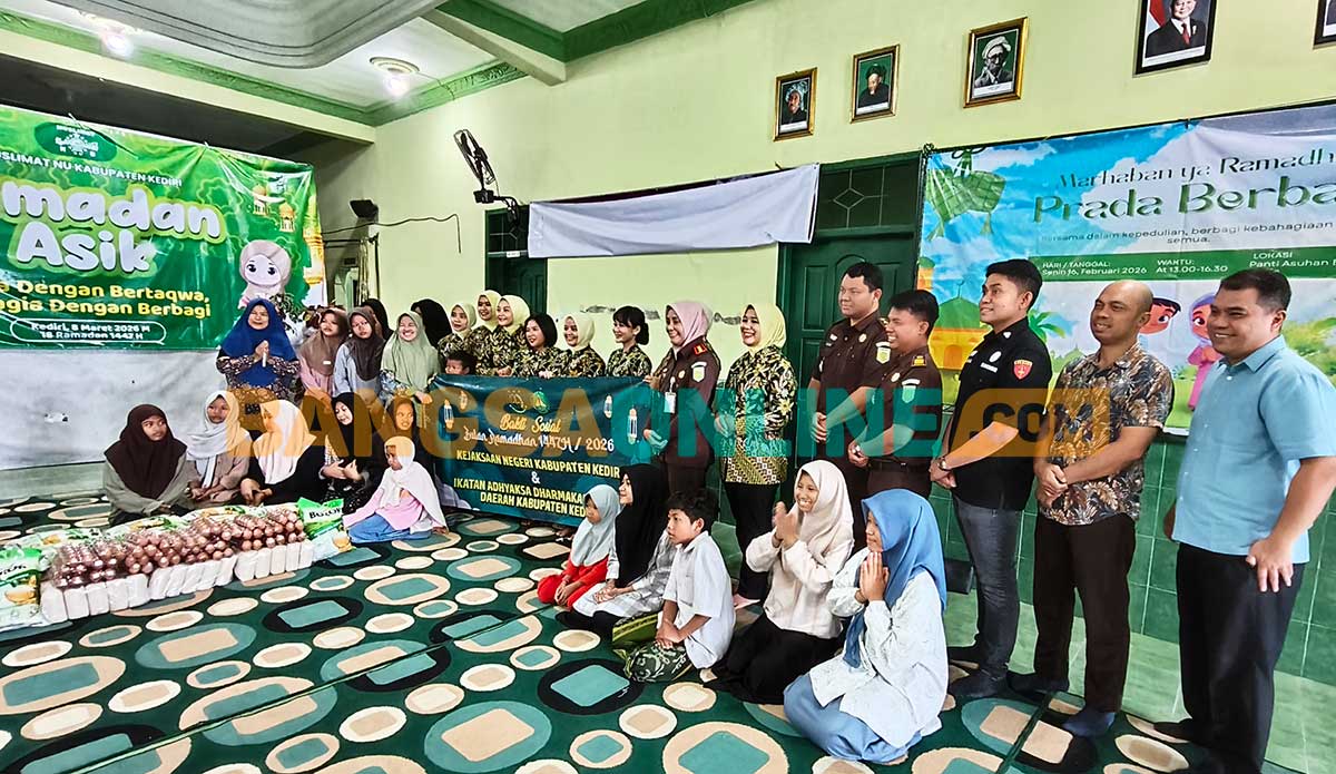 Kajari Kabupaten Kediri, Ismaya Hera Wardanie, dan jajaran bersama pengasuh Panti Asuhan Darul Aitam serta beberapa anak yatim. Foto: MUJI HARJITA/BANGSAONLINE