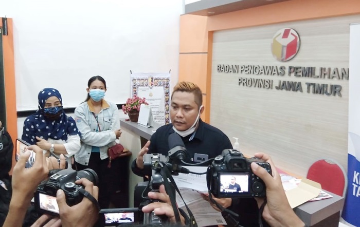 Novli Bernado Thyssen saat di Bawaslu Jatim.