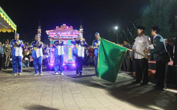 Bupati Tuban, Fathul Huda saat membuka Festival Tonglek. (foto: suwandi/BANGSAONLINE)