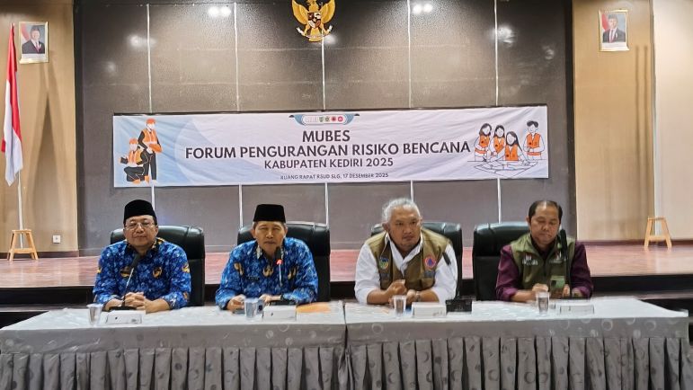 Sekda Kabupaten Kediri, M. Solikin (nomor 2 dari kiri) saat memberi sambutan didampingi Kepala BPBD Kabupaten Kediri, Stevanus Djoko Sukrisno (kiri) Ketua FPRB Kabupaten Kediri periode 2021-2024, dr. Ari Purnomo Adi dan Sekjen FPRB Jawa Timur, Mbah Darmo. Foto: Muji Harjita/BANGSAONLINE
