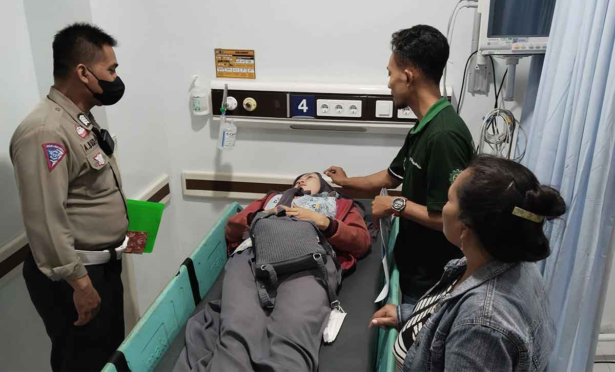 Petugas saat menjenguk korban kecelakaan di Sidoarjo.