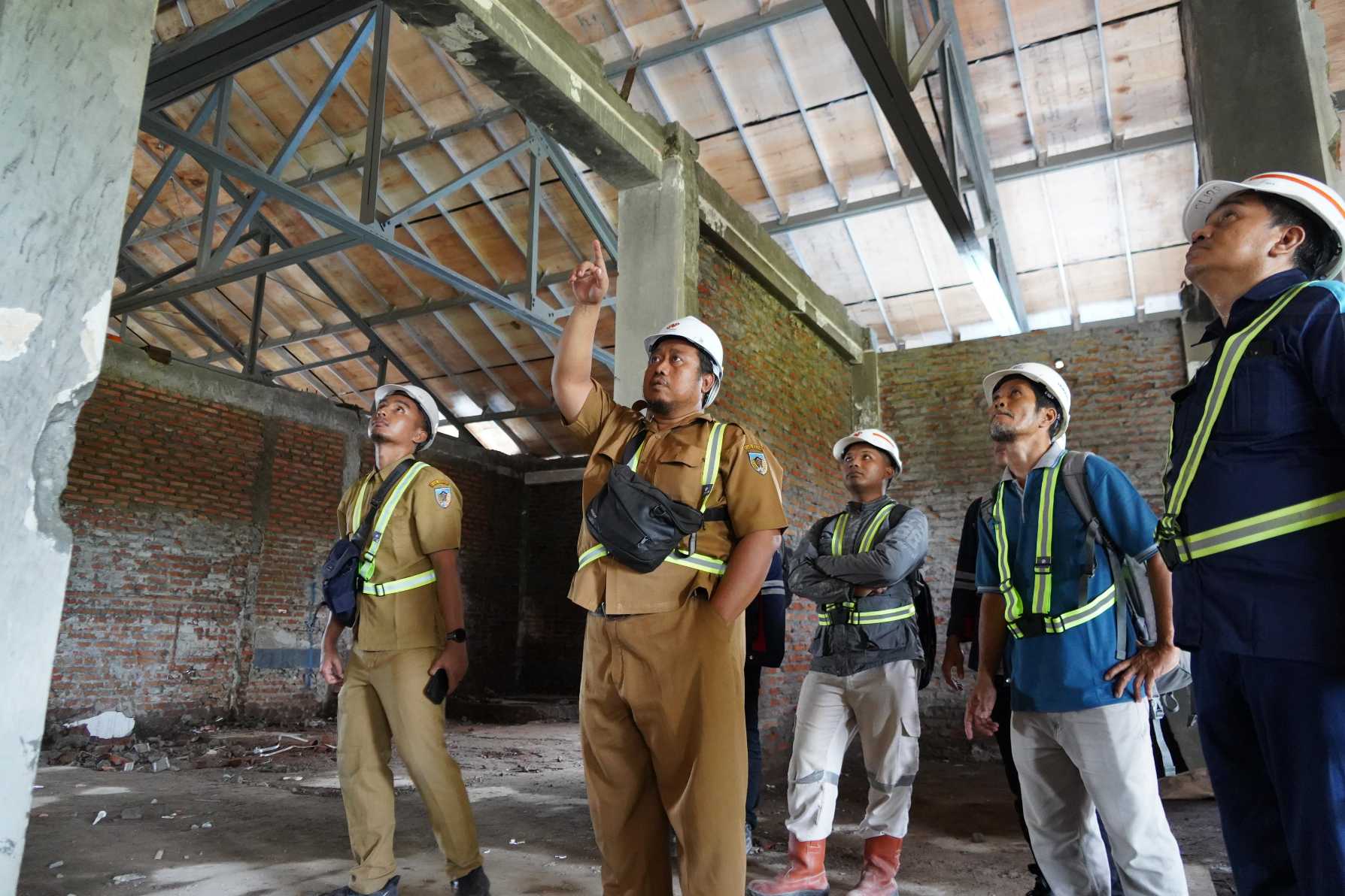 Gangga Pabharata, Projek Manager Agrinas Pangan Nusantara bersama Tim, saat  meninjau proses pembanguan kembali Kantor Pemkab Kediri, Senin (19/1/2026). (Ist). 