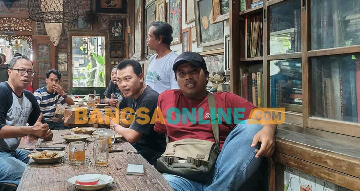 Rombongan pengunjung yang lagi santai menikmati kuliner lontong telor, dan minuman teh jahe serta tahu goreng. Foto: MUJI HARJITA/BANGSAONLINE