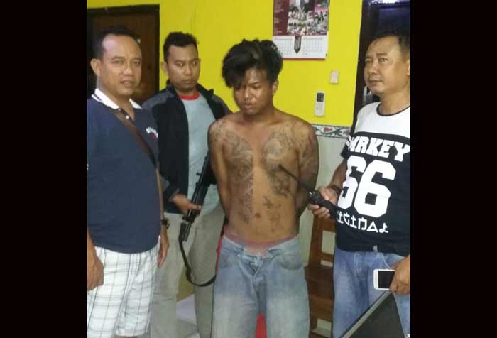 Pelaku saat digelandang polisi. foto: ist/BANGSAONLINE