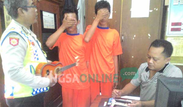 Dua tersangka saat diamankan di Mapolsek Purwoasri kabupaten Kediri. foto: dendi martoni/ BANGSAONLINE