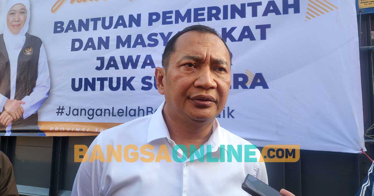 Kalaksa BPBD Jatim, Gatot Soebroto, saat memberi keterangan ke awak media. Foto: DEVI FITRI AFRIYANTI/BANGSAONLINE 