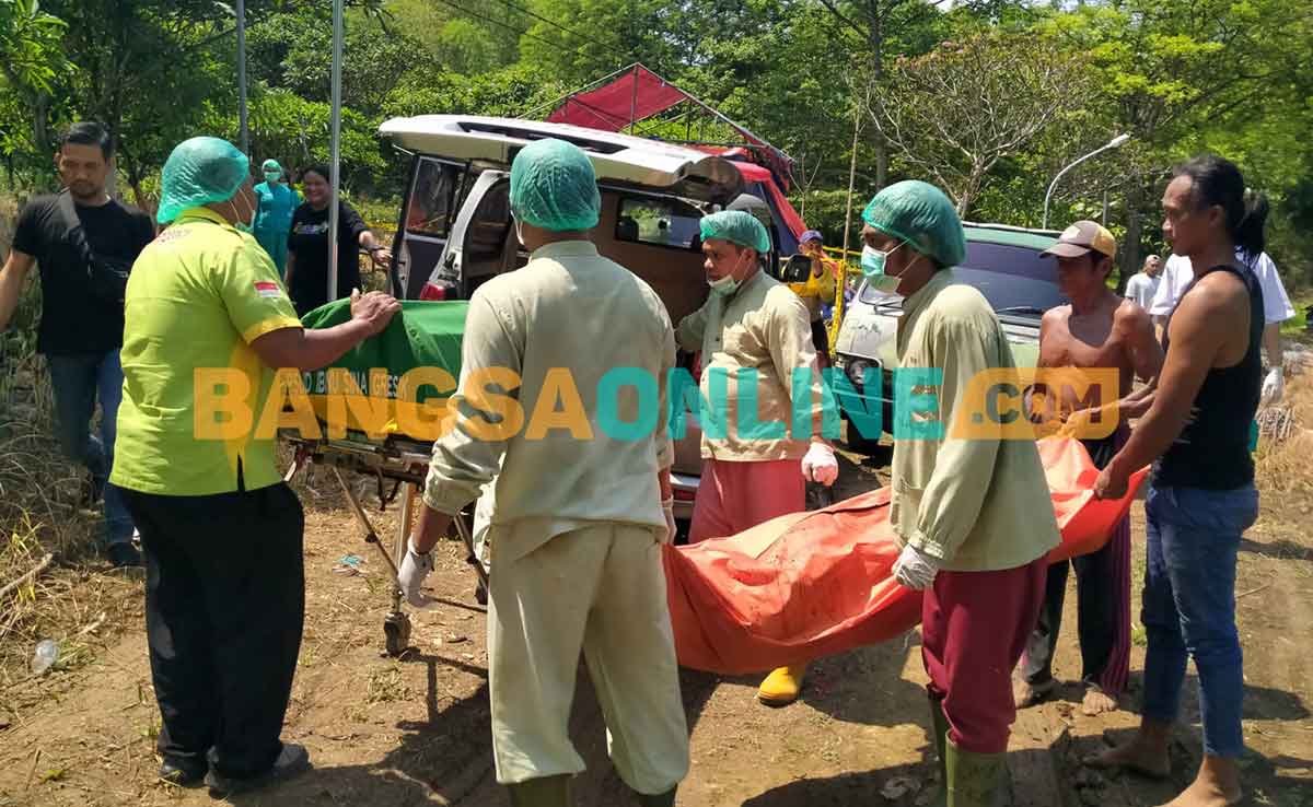 Jenazah korban usai dibongkar dari pemakaman untuk autopsi ulang. Foto: SYUHUD/BANGSAONLINE