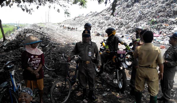 MENGGUNUNG: Tumpukan sampah di TPA Randegan, Kota Mojokerto. foto: yudi eko/ BANGSAONLINE