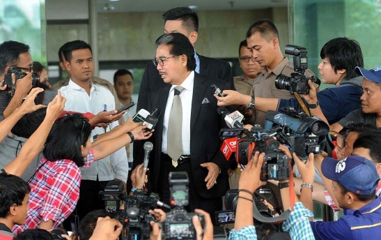 Pengacara Hotma Sitompul memberikan keterangan pers usai menjalani pemeriksaan di Gedung KPK, Jakarta (29/11). 