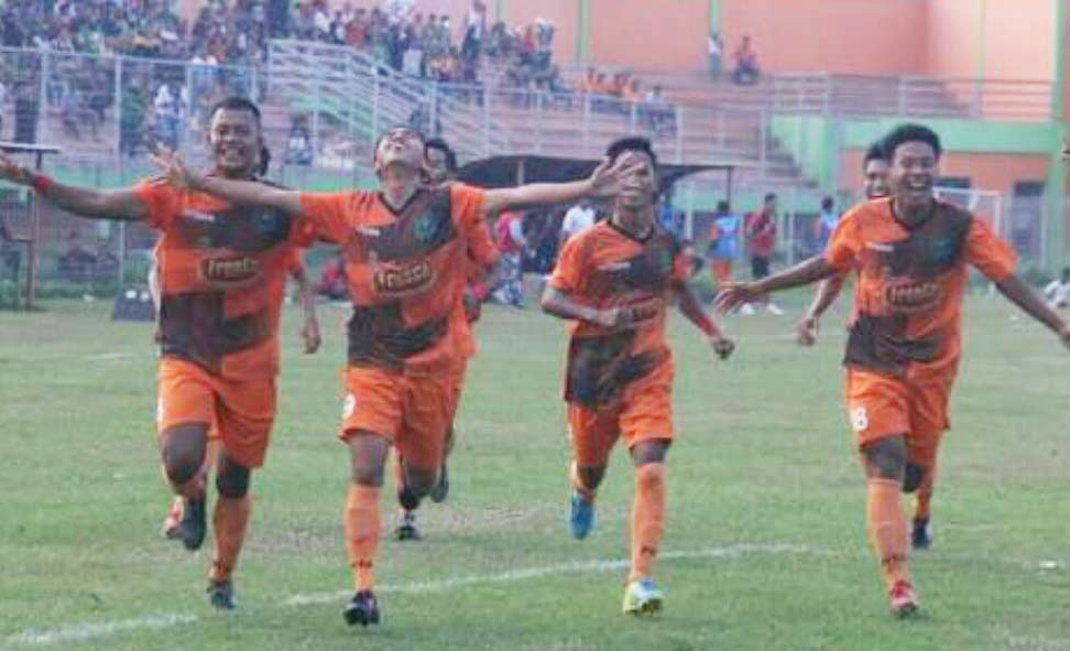 Pemain Persekabpas saat merayakan gol ke gawang Persibara.