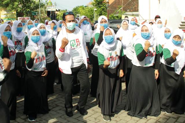 Moh Qosim bersama warga pendukungnya. Foto: ist
