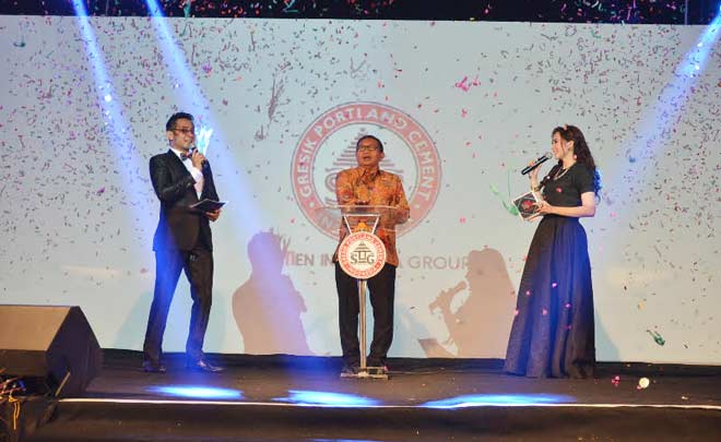 Kepala Departemen Penjualan Semen Gresik, Bambang Djoko, membuka Kompetisi Menulis "Kokohkan Kemerdekaan Indonesia" di Business Gathering Area Madura di Sumenep (3/8). foto: SYUHUD/ BANGSAONLINE