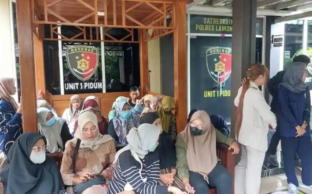 Para perwakilan nasabah saat melaporkan koperasi yang merugikan mereka ke Mapolres Lamongan atas dugaan tindak pidana penipuan dan penggelapan, Senin (26/1/2026). Foto: Ist.