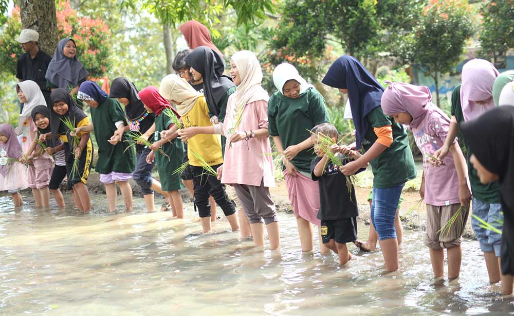 LAZISNU dan Fatayat Surabaya Rihlah bersama 100 anak yatim dan dhuafa di Wana Wisata Bhakti Alam Pasuruan. Foto: Ist.