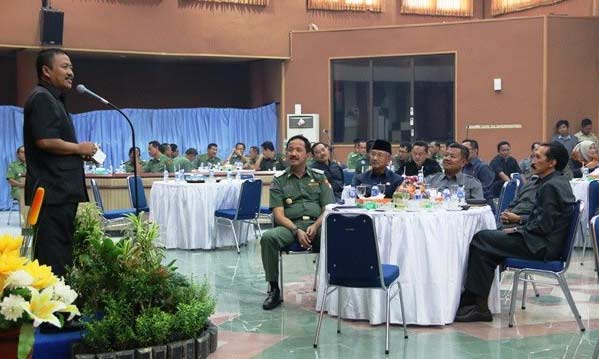 Ketua DPRD memberikan sambutan saat berkoordinasi dengan Bupati dan SKPD.
