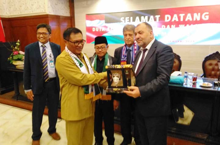 Kedua wali kota berbeda negara itu saling memberi tali asih.