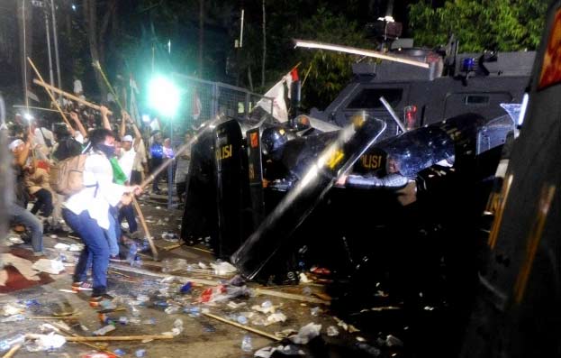 Bentrok antara massa dan petugas. foto: merdeka.com