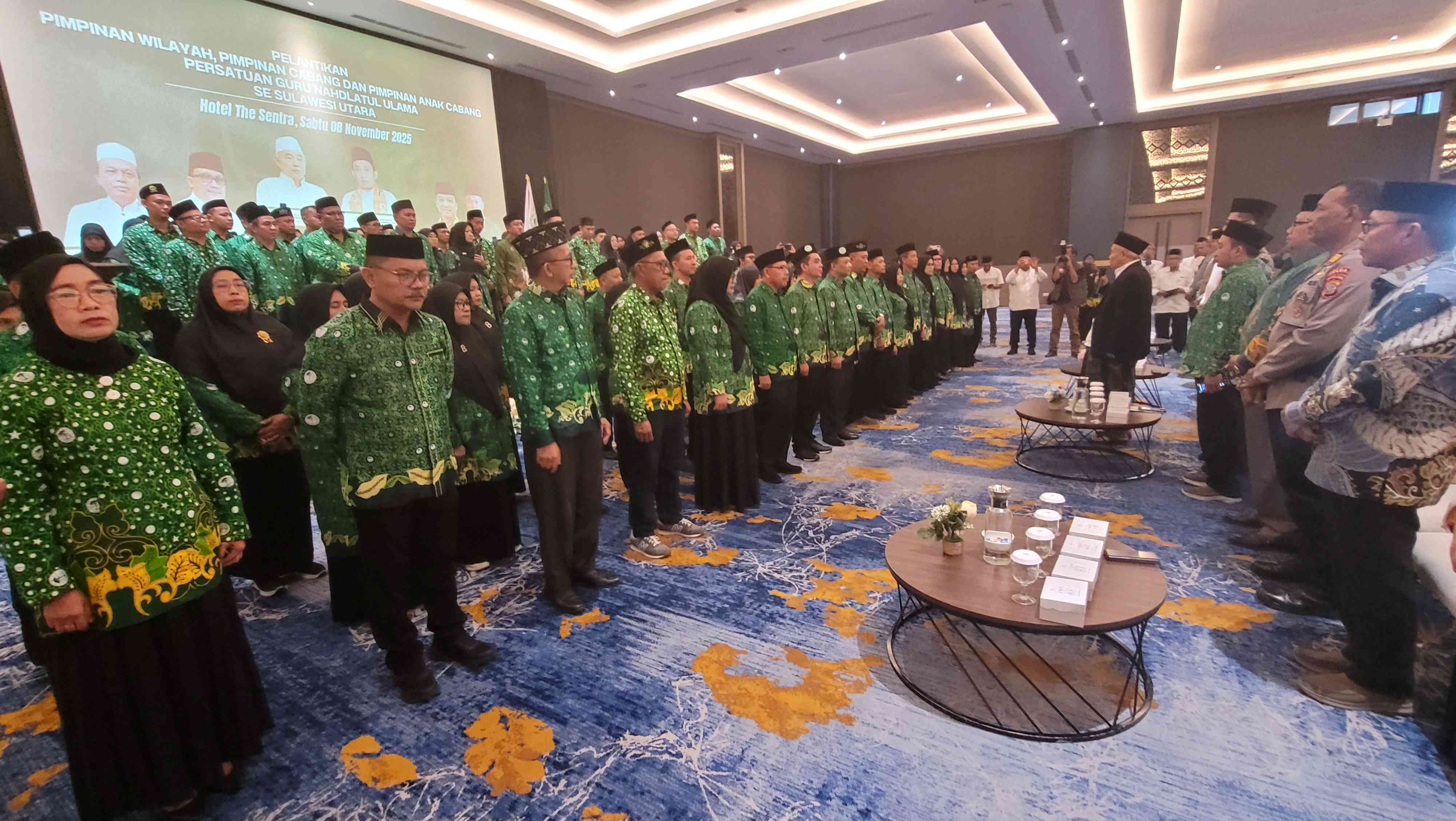 Prof Dr KH Asep Saifuddin Chalim, MA saat melantik Pengurus Wilayah Persatuan Guru Nahdlatul Ulama (Pergunu), Pengurus Cabang Pergunu, dan Pengurus Anak Cabang Pergunu se-Sulawesi Utara (Sulut) di Hotel The Sentral Manado, Sulawesi Utara, Sabtu (8/11/2025). Foto: MMA/bangsaonline